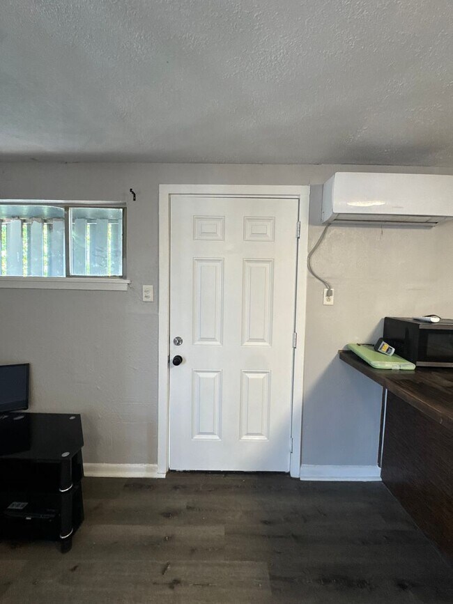 Building Photo - Charming Updated Duplex