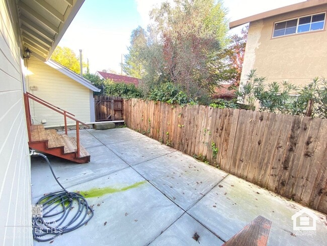 Building Photo - PRICE REDUCTION! 2BD/1BA Duplex In Downtown Sonoma!