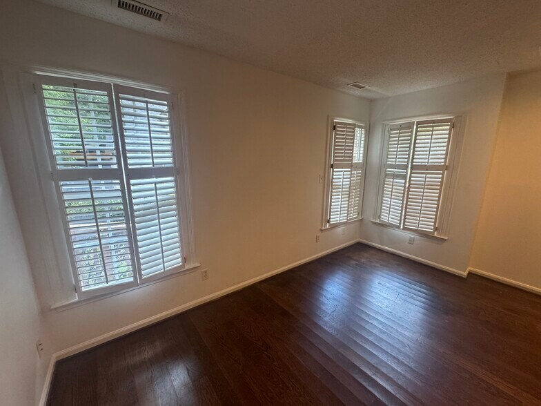 Building Photo - 3331 Coachmans Way