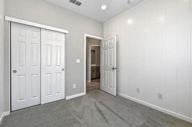 Building Photo - Beautiful Former Model Home For Rent! All the upgrades!