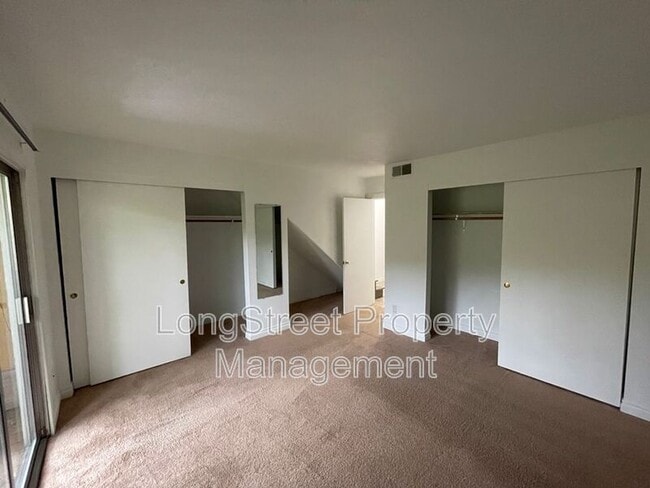 Building Photo - 851 SW Broadway Dr