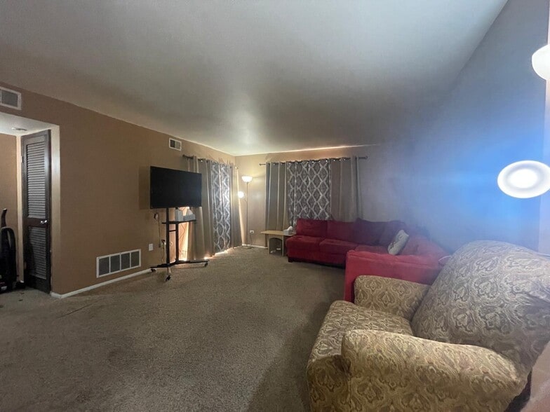 Building Photo - 6135 Knoll Wood Rd