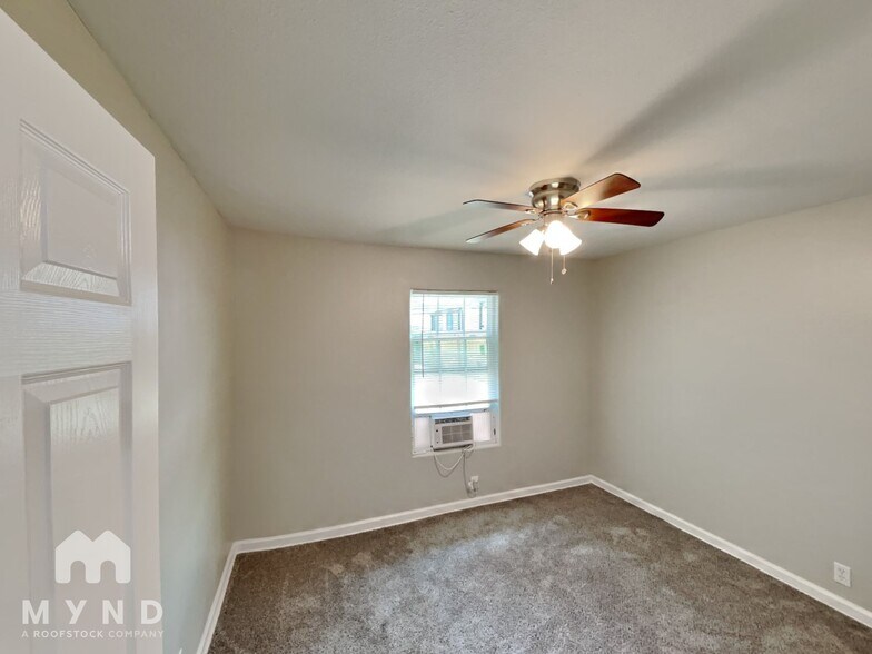 Building Photo - 1914 Roslyn St