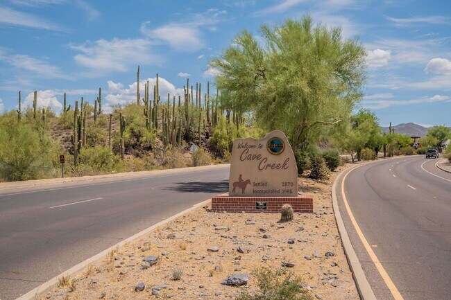 Building Photo - 6041 E Valley Way