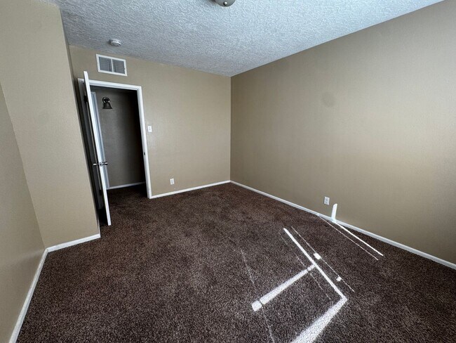 Building Photo - Beautiful 3 bedroom 2 bathroom home.