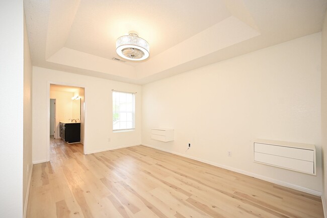Building Photo - Nice 2 bedroom, 2.5 bath Townhouse with ba...