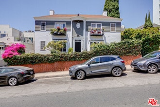 Building Photo - 967 N Doheny Dr