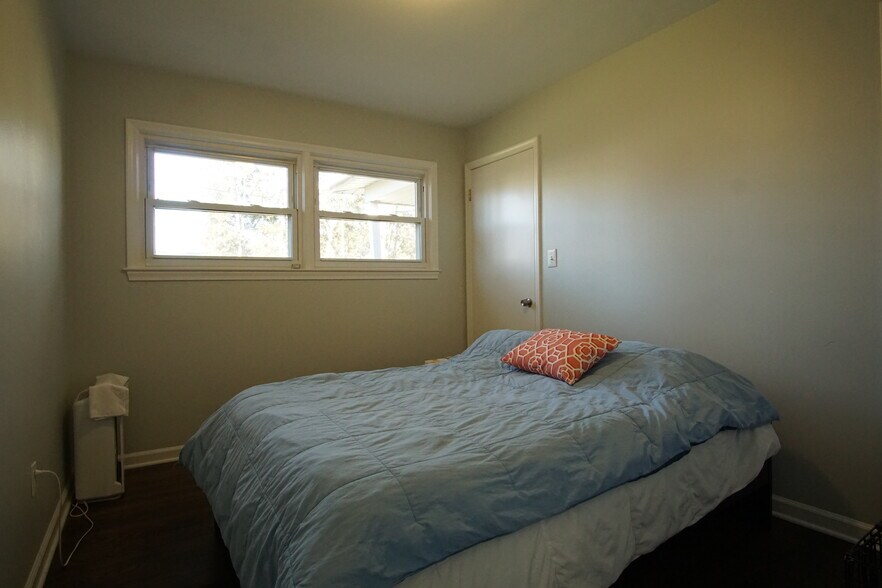 Bedroom - 24330 Manistee St