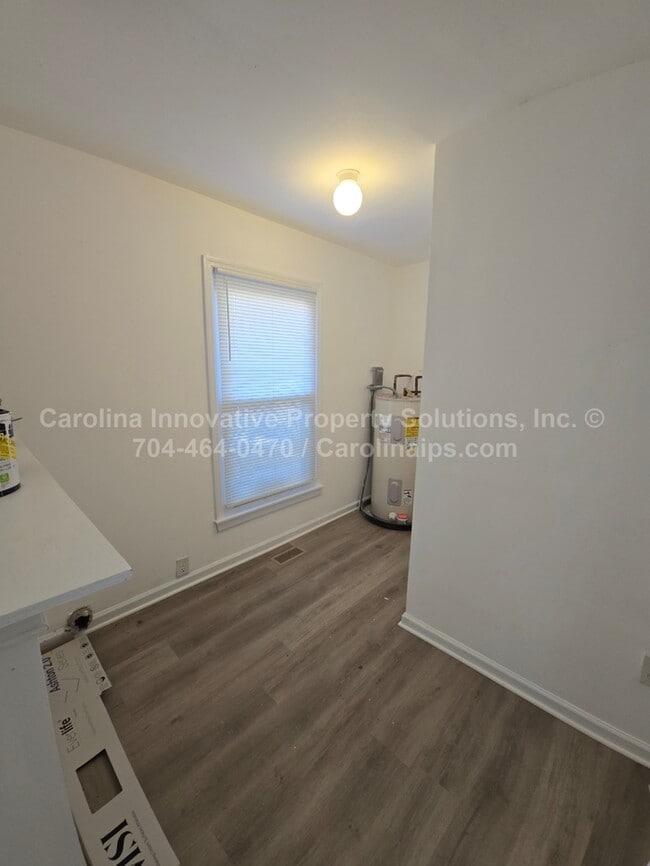 Building Photo - 1805 Falconhurst Dr