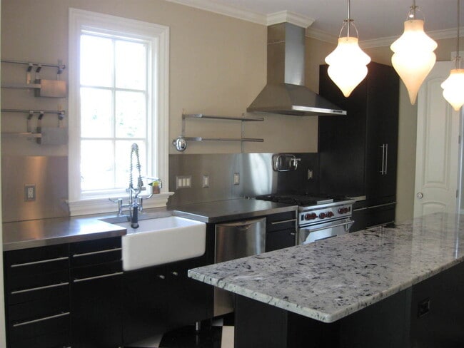 Building Photo - 4 Story Townhome in Greensboro NC