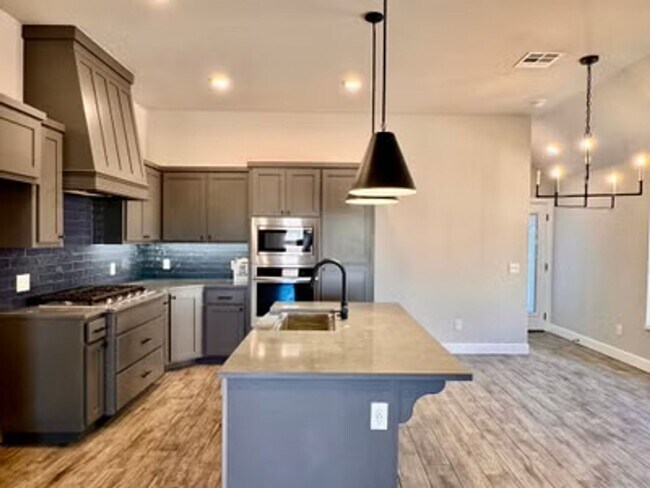 Building Photo - Stylish New Home!