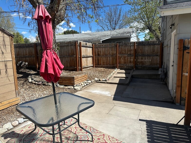 Building Photo - 449 Center St