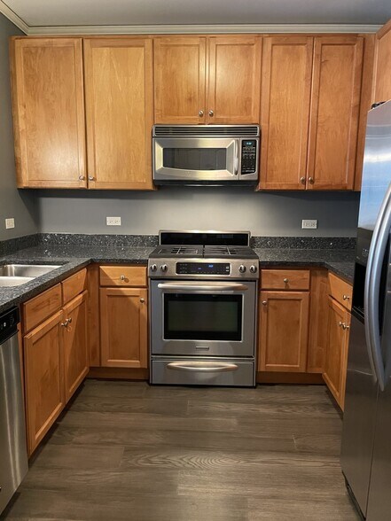 Building Photo - 450 E Waterside Dr