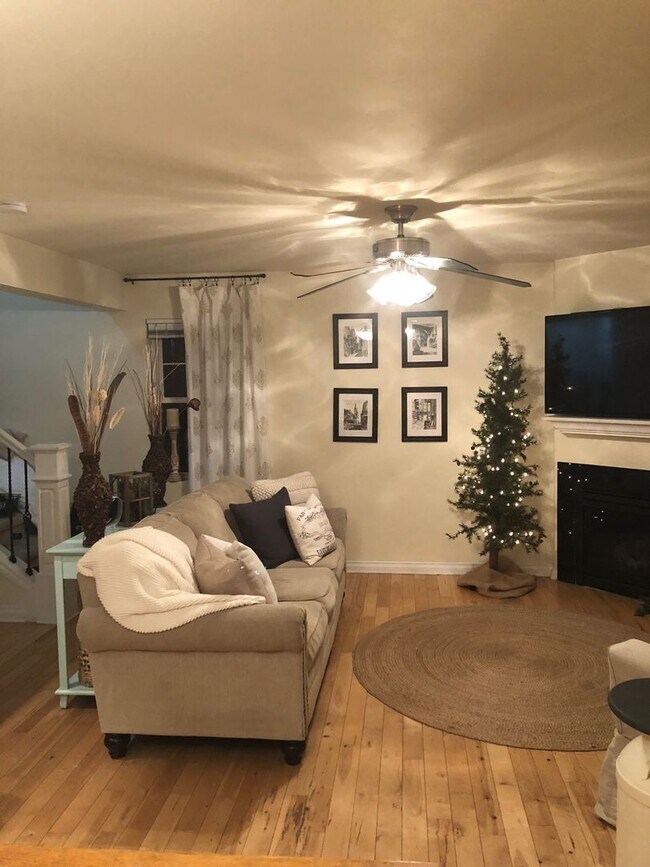 Building Photo - Fantastic 2-Bedroom, 1 3/4-bathroom, 2-car...
