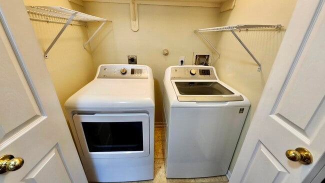 Building Photo - 6630 Bluebottle Ln