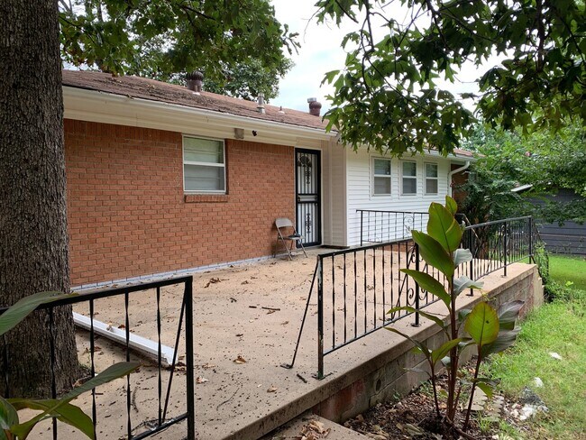 Building Photo - 4511 Greenway Dr