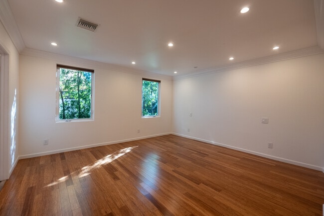 Building Photo - 10930 Oro Vista Ave