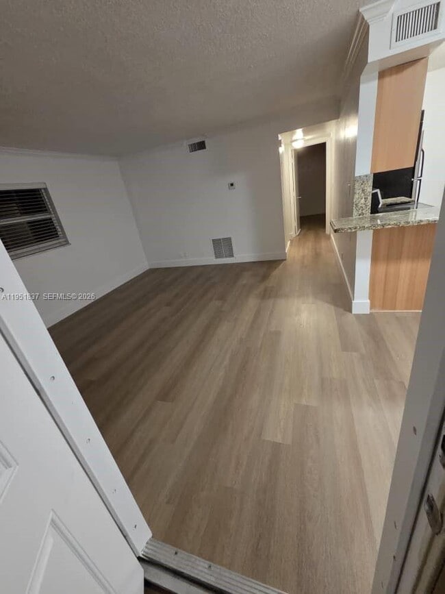 Building Photo - 1125 NE 16th Pl