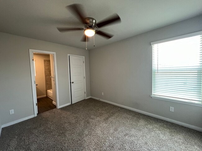 Building Photo - Luxury 3/2 Duplex in Seguin, Texas