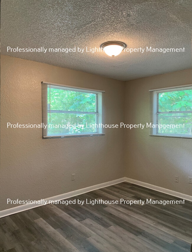 Building Photo - Just Renovated! 3/1.5 in Sherwood Forest!