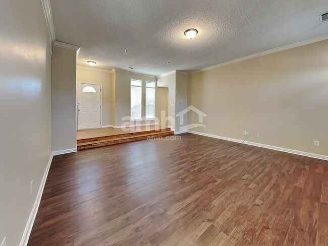 Building Photo - 212 Thorncrest