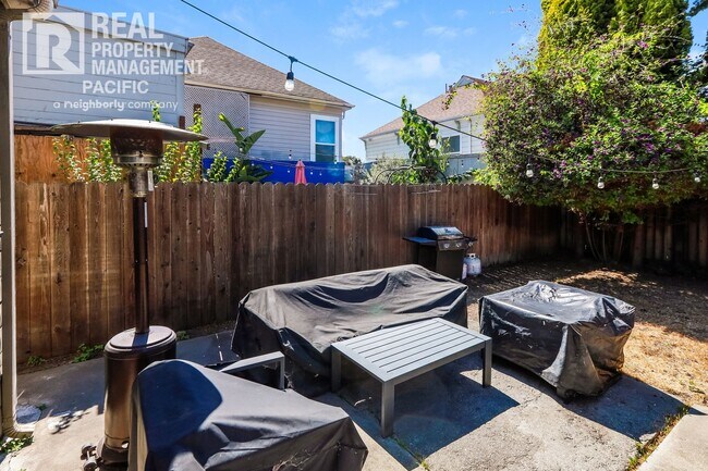 Building Photo - Bright & Spacious Oakland Home with Backya...