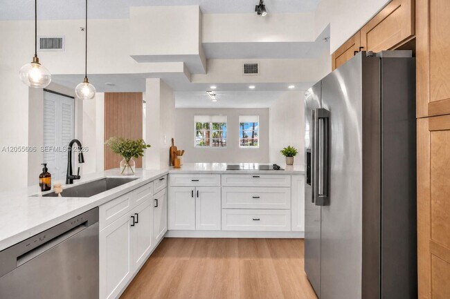 Building Photo - 2065 S Ocean Dr