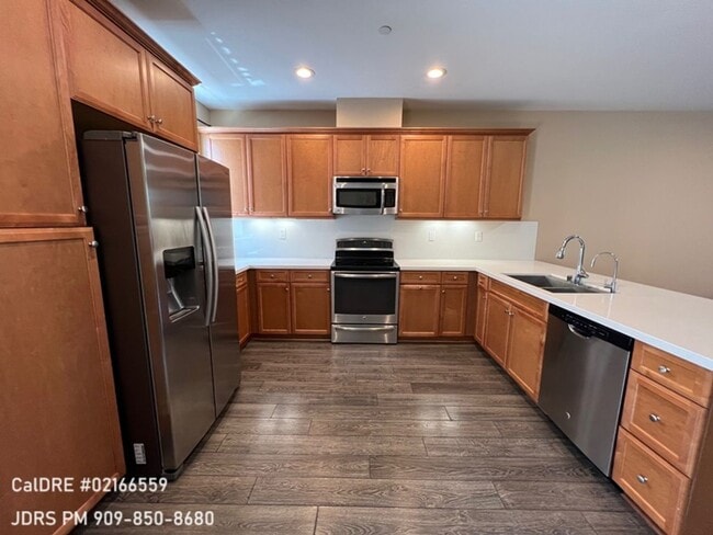 Building Photo - Bellflower Furnished 3 Bedroom Townhouse