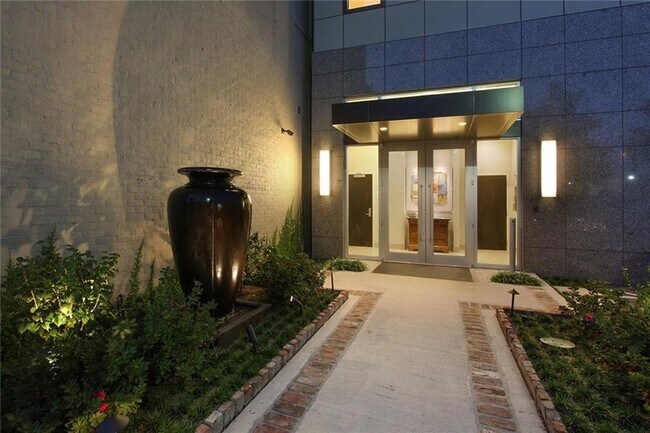 Building Photo - 833 Howard Ave