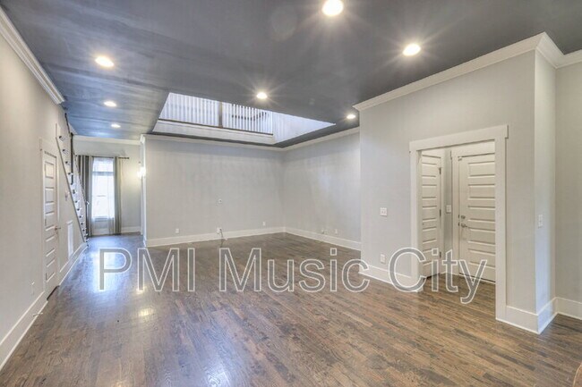 Building Photo - 1537B Battlefield Dr