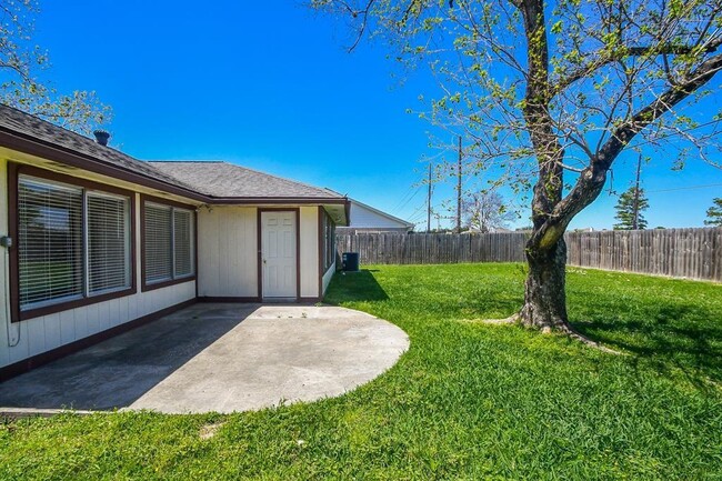 Building Photo - 10110 Shadow Pine Dr