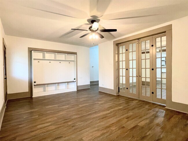 Building Photo - 210 Crescent Dr