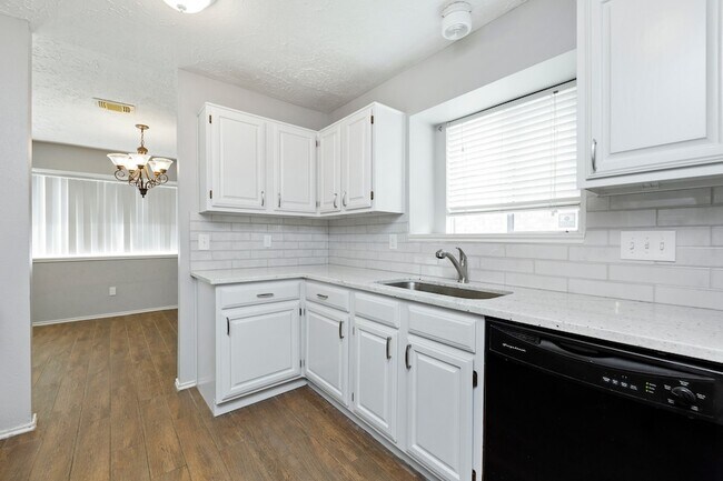 Building Photo - 1534 Vickery Dr
