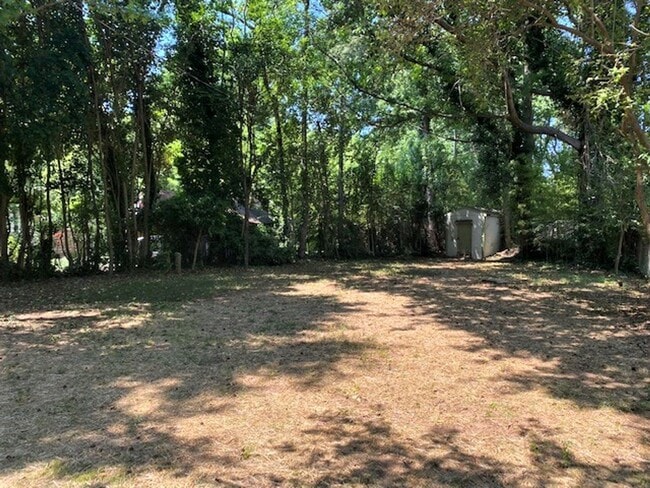 Building Photo - Selwyn/Collins Park area  3 bed, 1 bath Bu...