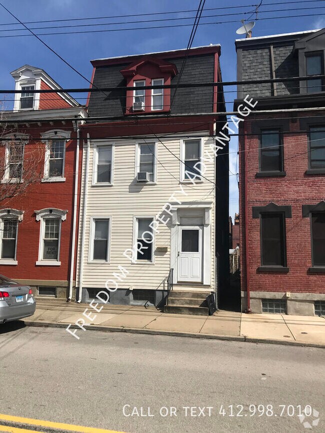 Building Photo - 2325 Sarah St