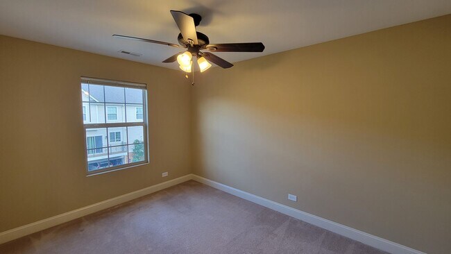 Building Photo - STUNNING LUXURY TOWNHOME 3 BEDROOM, 2 FULL...