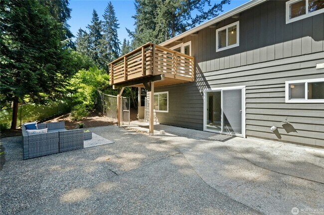 Building Photo - Spacious Richmond Highlands Retreat with Modern Updates & Flexible Living