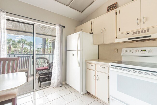 Building Photo - Fully Furnished Naples Condo with Resort-Style Living