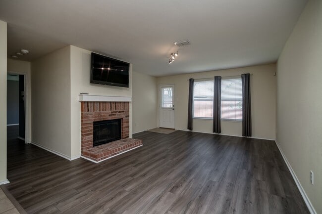 Building Photo - *Ready for Quick Move-in*