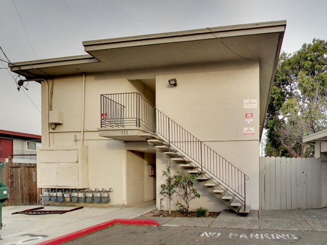 Building Photo - One Bedroom Apartment in Hayward Available...