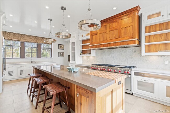 Building Photo - 393 Oyster Bay Road