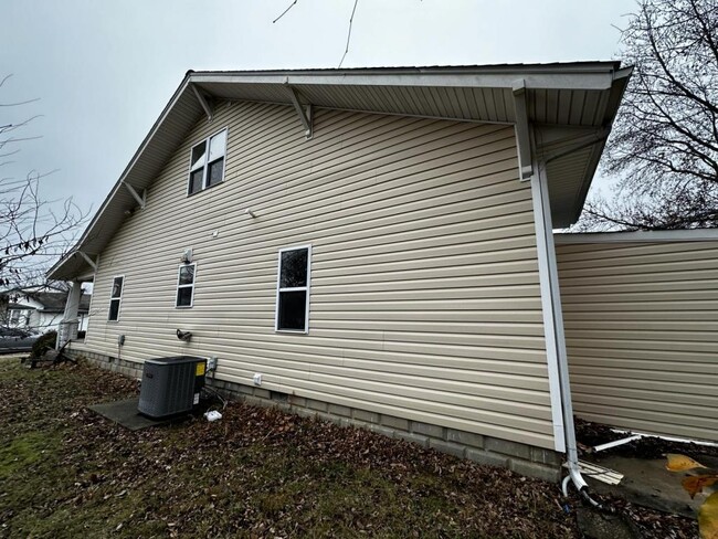Building Photo - 304 N Roney St