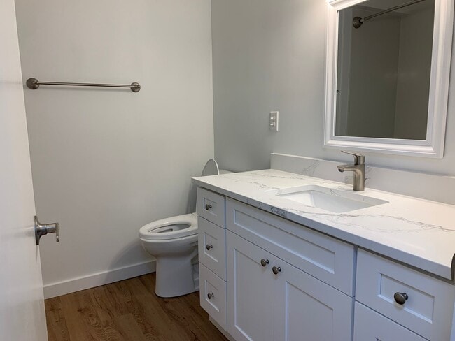 Building Photo - NEW, HIGH-END RENOVATED 1 bed / 1 bath at the Lydia in Ballard! In-Unit Laundry!