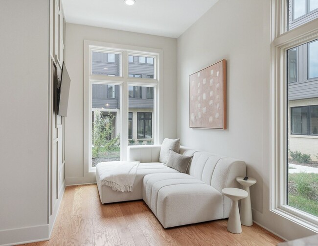 Building Photo - Stunning End Unit Townhome in Salemtown