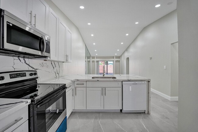 Building Photo - Beautifully Renovated 3BR/2BA Townhome in ...
