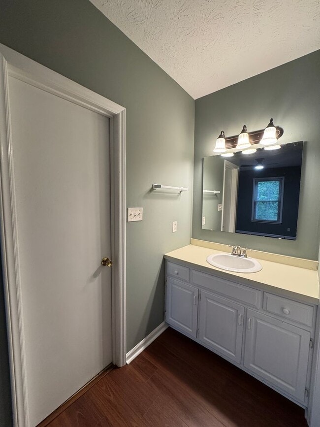 Building Photo - Charming 3 Bed, 2 Bath Fayetteville Home