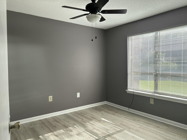 Building Photo - 251 Rast St