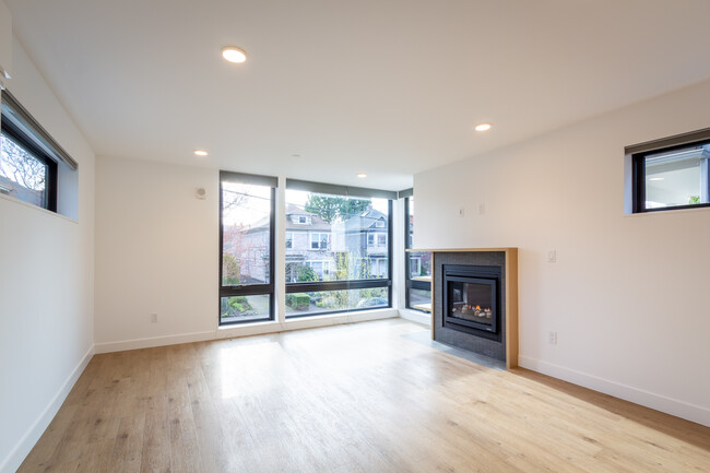 Living room w/ gas fireplace - 625 Malden Ave E