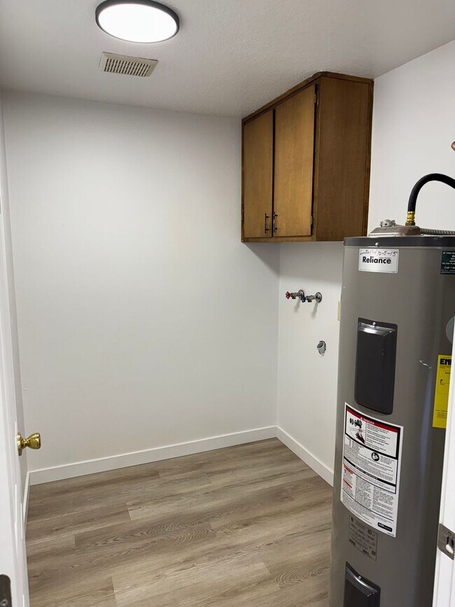 Building Photo - Large single level 2-bedroom/1 bath duplex in Springfield!