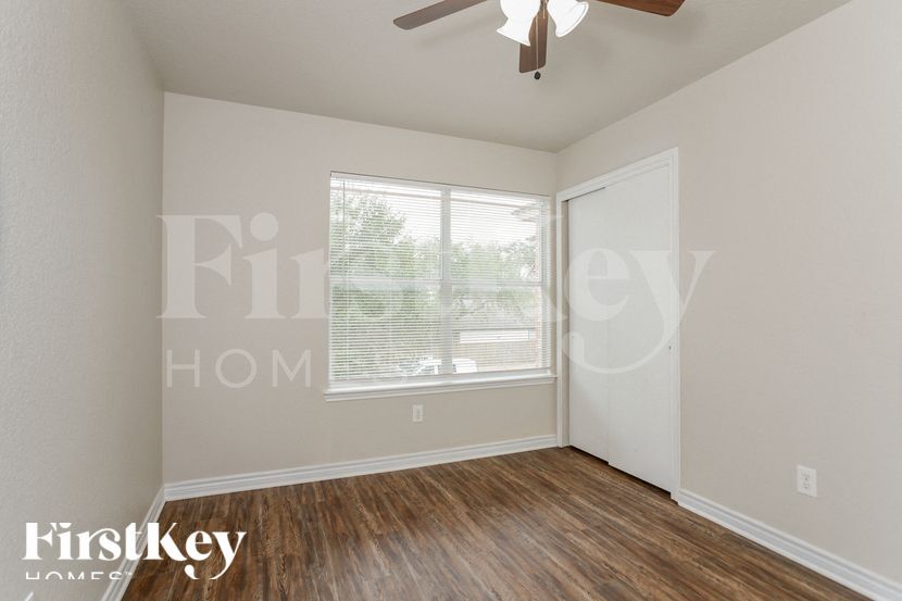 Building Photo - 11335 Saratoga Coach